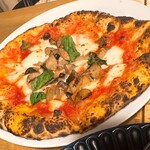 ピッツェリア・ダ・ルッフォ - トマトベースのフンギ