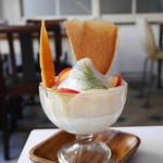 ニコラ - すももと桃のパフェ