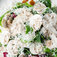 ルッコラとマッシュルームのパルミジャーノサラダ