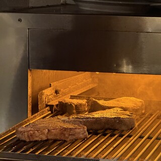 カリフォルニアから取り寄せた本場のステーキ専用オーブン