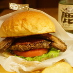 さくらバーガー (バーガー [100%ビーフパテ、レタス、トマト、ピクルス、バンズ]+自家製厚切りベーコン) (960円)、鹿サイダー (柿酢風味) (250円)