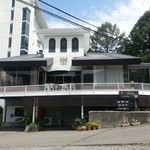 石臼挽き蕎麦香房 山の実 - この写真では　お店の左側が駐車場です