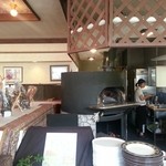 石臼挽き蕎麦香房 山の実 - お店に入ると　正面には薪釜