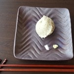 石臼挽き蕎麦香房 山の実 - 粗びき蕎麦掻き（女性の両手の中に収まる位の大きさ）
      山葵と塩で