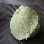 石臼挽き蕎麦香房 山の実 - 茶巾で絞って表面を僅かに炙ってます
      とても8月の蕎麦掻きとは思えません
      丸ぬきの新蕎麦の色そのもの（薄緑色）