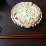 石臼挽き蕎麦香房 山の実 - 須賀川そばのピザ
      蕎麦のクラストに白味噌のソース、そしてチーズ、トッピングは葱と榎茸