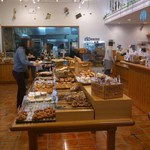 パンが多く揃う店内です。