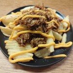 イサナブルーイング ブルワリー&ロースタリー - プルドポークプーティン880円