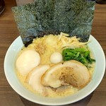 横浜家系ラーメン 魂心家 - 魂心ラーメン-醤油-  (税込)980円 に無料の刻み生姜、にんにく、ごまをほどよくトッピング!! (2025.05.02)
