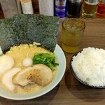 横浜家系ラーメン 魂心家 - 魂心ラーメン-醤油-  (税込)980円 と無料のライス (2025.05.02)