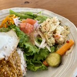 ヒキカフェ - 鮭と新じゃがのサラダをプラス