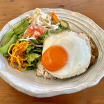ヒキカフェ - スパイシーチキンカレー＋目玉焼き