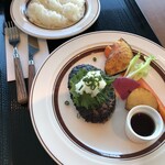 レストランドルフィン - 同行者はハンバーグ。モバイルオーダーは私がしたので、特に問題なくモグモグ食っていました。モバイル格差。