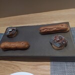 フィエルテ - アミューズ：ごぼうとクルミのエクレア、イワシと黒コショウ