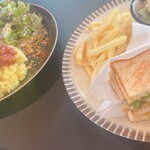 R.G.S. COFFEE CLUB - アボたまタコライスとクラシックチキンサンド