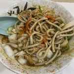 麺処 盛盛 - 加えてかき混ぜて、インド調味料（カイエンペッパー）を更に加えて