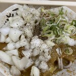麺処 盛盛 - 画像では分かりませんが、汁なしカレーそばに、玉ねぎトッピング＋ブラックペッパーをふりかけて