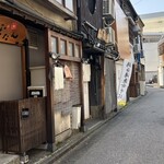 麺屋 鶯 Uguisu - 飲食店街の中にあります