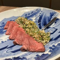 焼肉㐂舌 南船場 - 焼いてから葱をのせて食べる！