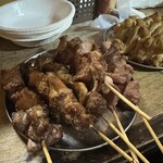 もつ焼き 幸太 - 左からアブラ、チグチ