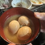 もつ焼き 幸太 - 煮卵。スープは煮込みのものなので、あまり馴染みがない味ですが、これも美味い