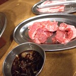 ホルモン青木 - こめかみ　大蒜醤油