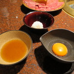 焼肉うしごろ - たれと、生玉子の黄身、一口サイズのライスが出てきて。