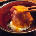 焼肉うしごろ - 軽く炙ったザブトンをポン酢だれにつけて、溶いた生玉子をつけてライスの上へ。