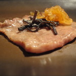 焼肉うしごろ - 薄切りタンに塩昆布とおろしポン酢を乗せて。