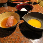 焼肉うしごろ - 軽く炙ったザブトンをポン酢だれにつけて、溶いた生玉子をつけてライスの上へ。