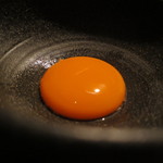 焼肉うしごろ - 深みのあるオレンジ色。
      この玉子が濃厚で驚くほど美味しくて。
      
      