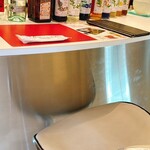 ARTNIA - カウンターの机の下に足を入れる隙間がない(^◇^;)