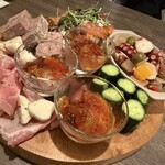 ODETTER - 前菜盛り3人前。見よこのボリューム。ホタルイカと雲丹の入ったジュレムースめちゃくちゃ美味し