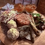 ODETTER - この日の前菜は皮なし焼売やら、真ん中は牛肉のタルタル、そして手前はメヒカリ？ワカサギ？のフリットこれも大好き！