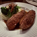 ODETTER - この日も鴨にしたんだ！笑　切るとミディアムレアでジューシーで本当美味しい。付け合わせのマッシュポテトも良き仕事しております！