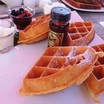 Surf Lanai - ワッフルについてくるベリーソースや生クリームが絶品　メープルシロップはミニボトルでサーブ