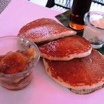 Surf Lanai - 子どもメニューのパンケーキなのに、大人と同じ量　トッピングをえらべました～