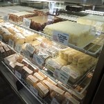 Leonard's Bakery - いろんな商品がたくさんならんでいました。