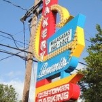 Leonard's Bakery - 目印はこの青い看板