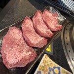焼肉賢人 - タン。レモンはかけず、塩だけで食べて欲しいとのこと。確かに唸る美味しさ。素材の味、、