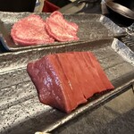 焼肉賢人 - レバー。見ただけで鮮度の高さが分かります。