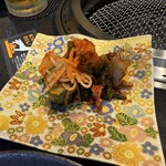 焼肉賢人 - キムチ盛り合わせも味濃いめで美味しかった