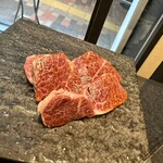 焼肉賢人 - ハラミなんですが、サシがキレイ！でもハラミだから脂っこくない。口に入れた瞬間ほどける。赤身好きには最高。