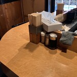 天丼ふじ - 綺麗にされているコの字カウンターでーす。