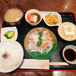 楽膳 - 連れが食べたお造りサーモン定食