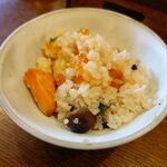 釜めし菜時記 さき亭 - 鮭いくら釜めし、よそったところ