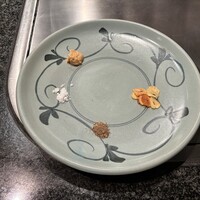 和黒 新神戸店 - お皿の上にはニンニクチップ、岩塩、山わさび