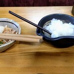 天ぷら徳家 - お代わり出来るもやしキムチと大根おろし