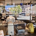 ラ・ローズ・ジャポネ - ◼︎カフェエリアからの厨房