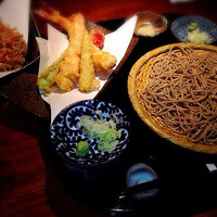 紗羅餐 本店 - お盆メニューの、大海老天麩羅と蕎麦のセットに桜海老のかき揚げ追加です(^^)